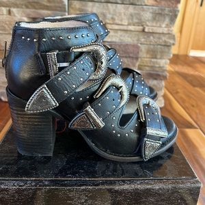 FREEBIRD Violet color Black Size 8